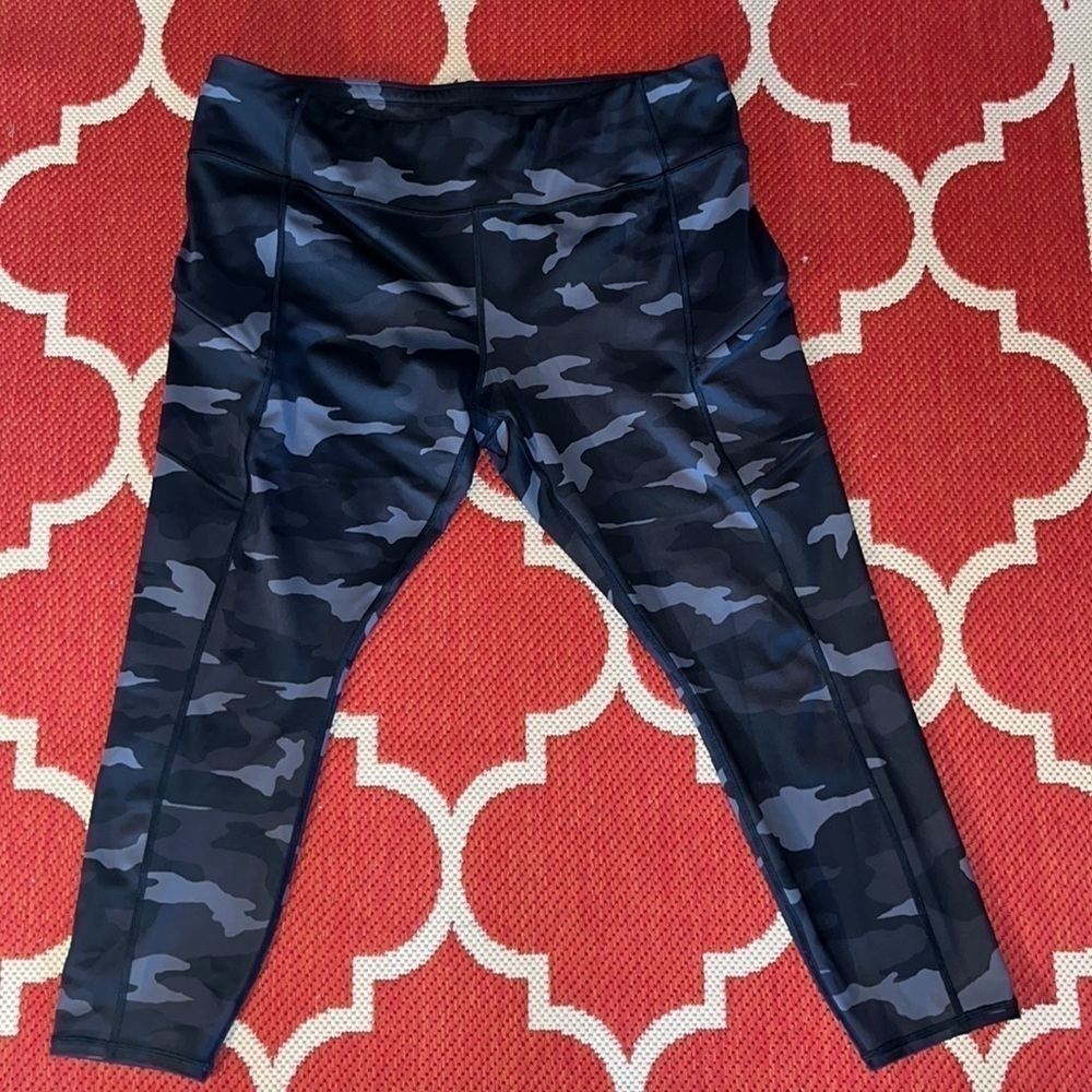 ATHLETA dark camo 7/8 legging size 1X